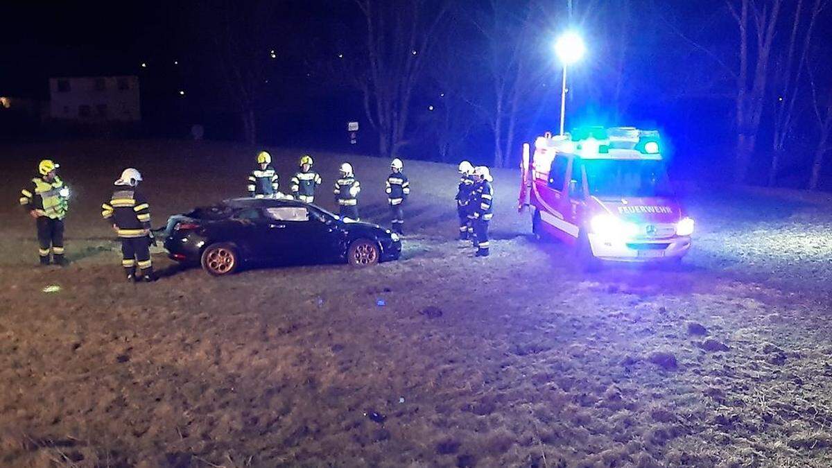 Das Auto war in einem Feld gelandet