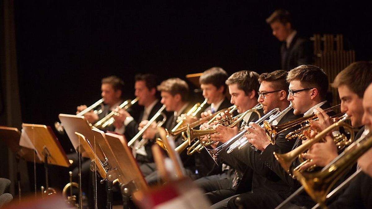 Nicht nur die Instrumente der Musiker sind goldfarben: Beim Landes-Wertungsspiel gab es für die Bläserphilharmonie Osttirol eine Goldmedaille