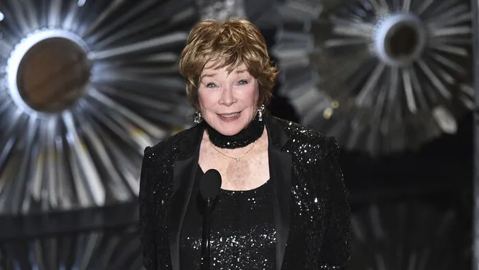 Hollywoodlegende Shirley MacLaine wurde beim legendären Oscars-Lunch für ihre Karriereleistungen ausgezeichnet.