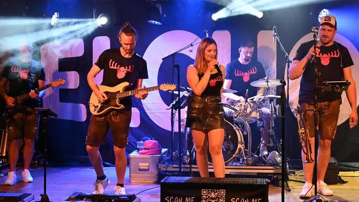 In der Festhalle sorgten die „Elchos“ für beste Stimmung und unterhielten die Besucher mit ihrer musikalischen Darbietung.