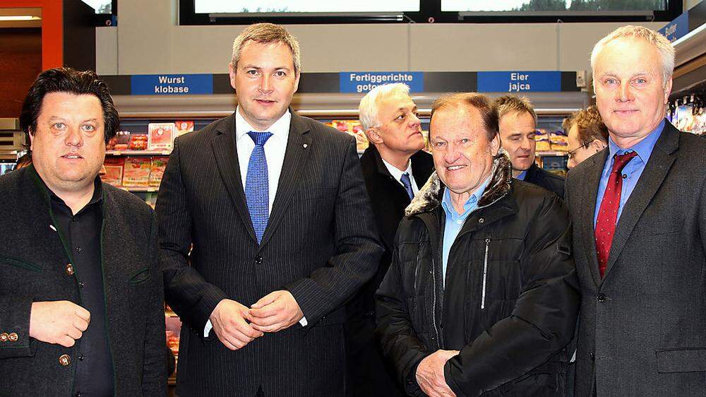 (Z)idan mit dem Geschäftsführer des Zadruga-Spar Marktes Hermann Enzi (links) und Obmann Stefan Domej (rechts) sowie Leonhard Katz, Posojilnica-Obmann