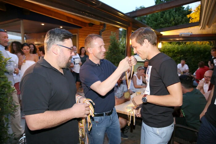 ... Fußballpräsident Klaus Mitterdorfer (Mitte), der die Medaillen an die Spieler überreichte. 