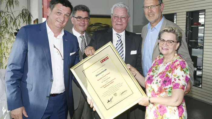 Die Ehrenurkunde zum 70-Jahr-Jubiläum des Autohauses Staber und zum 70. Geburtstag von Ulf Staber, hier mit Gattin Evelin, überreichten Wirtschaftskammerpräsident Jürgen Mandl, Landesinnungsmeister Walter Aichwalder (Fahrzeugtechnik) und Bernhard Plasounig. 