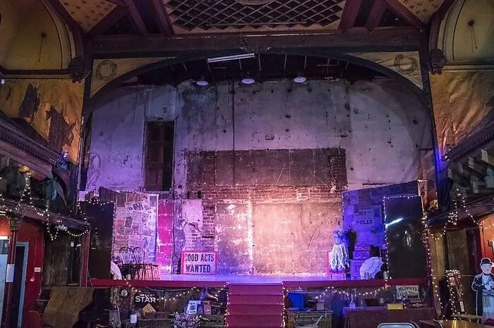 Das Britannia Panopticon ist die älteste noch bestehende Music Hall in Schottland. In den 1850ern erbaut, hat es in seiner Hochzeit echte Legenden eine Bühne geboten: Stan Laurel gab hier sein Debüt und Cary Grant unterhielt einst Glasgow mit seinen akrobatischen Fähigkeiten. Noch heute wird hier dem viktorianischen Vaudeville gefrönt: mit Zaubershows, Tarotlegen oder Stummfilmabenden.