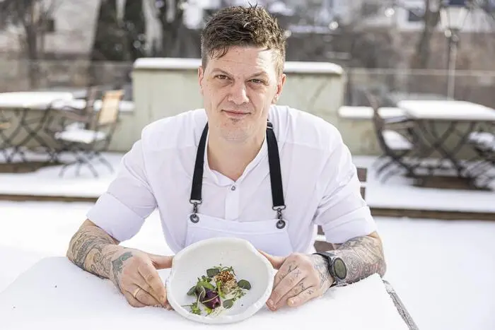 Der talentierte Küchenchef mit dem fertigen Gericht.