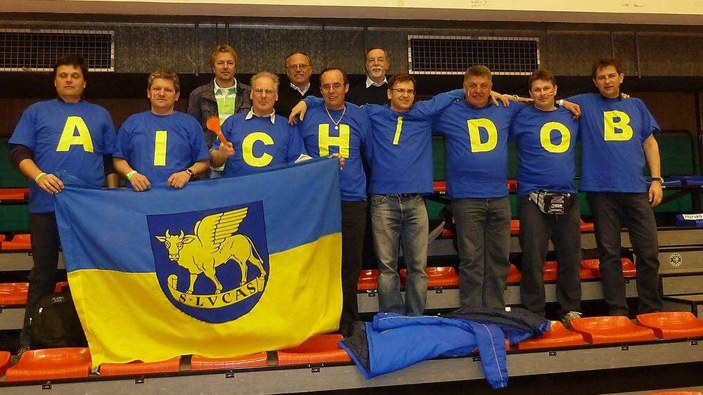 Der Fanclub des SK Aich/Dob mit Fansprecher Roland Opetnik (zweiter von Rechts)