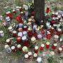 Mit Kerzen und Blumen wird am Fundort der getöteten 13-Jährigen gedacht