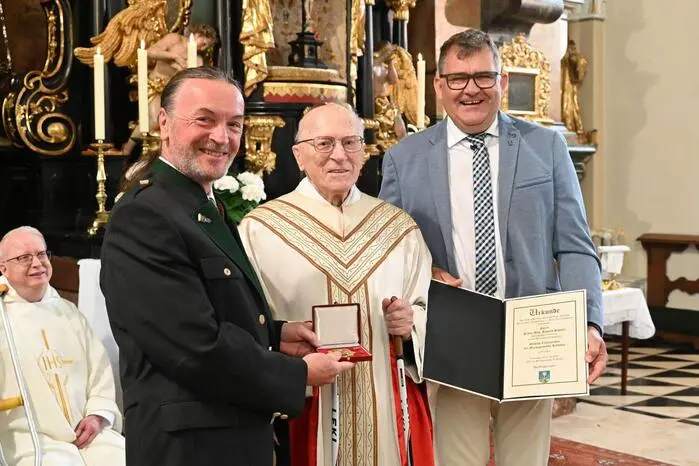 Bürgermeister Mario Angerer überreichte, gemeinsam mit Vizebürgermeister Günther Aigner, Prälat Städtler nach einer Laudatio das Goldene Ehrenzeichen der Marktgemeinde Kalwang.