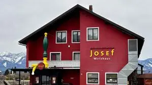 Ein Gasthaus mit roter Fassade