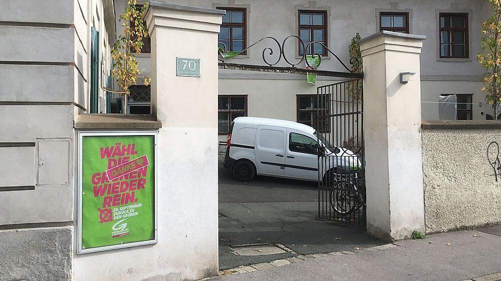 Mit Aufklebern auf Wahlplakaten bedankt sich das &quot;Grüne Haus&quot; am ​Kaiser-Franz-Josef-Kai