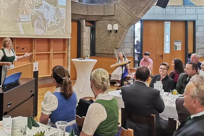 Ein Rückblick zeigte den großen Einsatz vieler Beteiligter, die das Projekt von Beginn an getragen haben. Besonderer Dank galt den Ideengeberinnen Andrea Raser und Eva Tragner. Eine bebilderte Präsentation von Maria Reumüller führte durch die Entstehungsgeschichte.