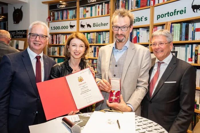 Mit Kaiser überreichten LHStv.in Gaby Schaunig und Landtagspräsident Reinhart Rohr das Ehrenzeichen an Helmut Zechner.