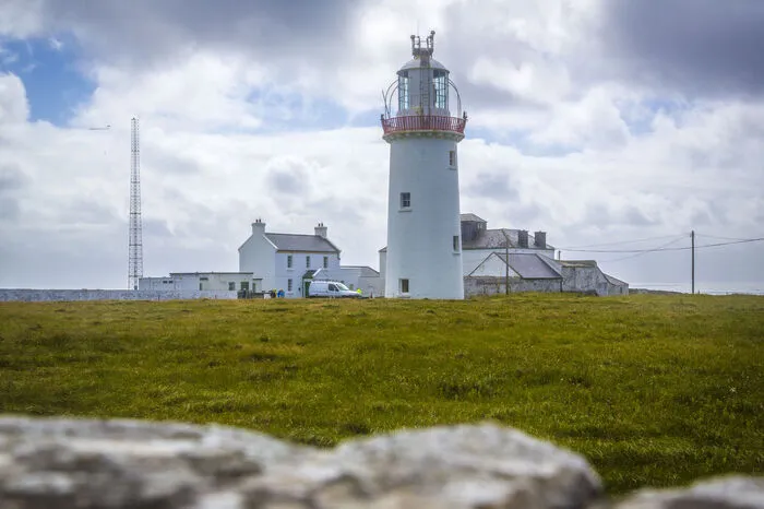 Loop Head Lighthouse: An der Spitze einer Halbinsel erwartet liegt das beeindruckende Loop Head Lighthouse. An dieser Stelle hat es seit über 300 Jahren immer einen Leuchtturm gegeben. Der heutige wurde 1854 errichtet und ist öffentlich zugänglich. An klaren Tagen kann man bis zu den Bergen von Connemara im Norden und den Blasket Islands im Süden blicken. 