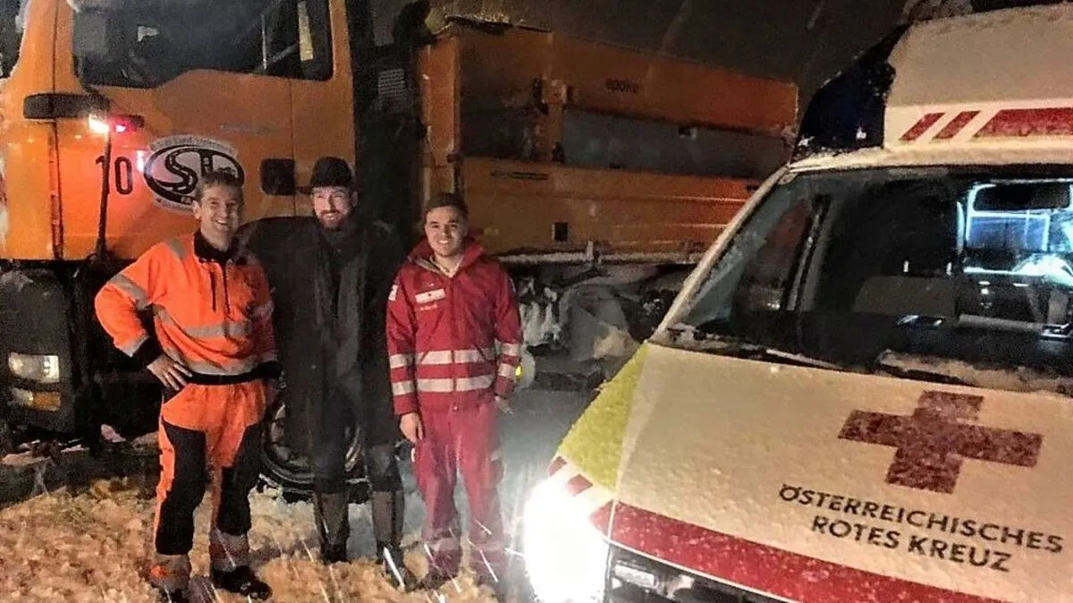 Rotes Kreuz und Straßenmeisterei rückten gemeinsam aus