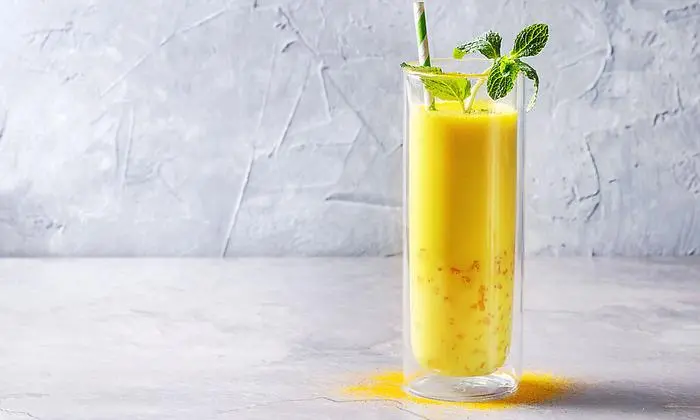 Kurkuma färbt "Golden Milk". Wer keine Vollmilch verträgt verwendet Mandel-, Reis-, Hafer- oder andere Nussmilch