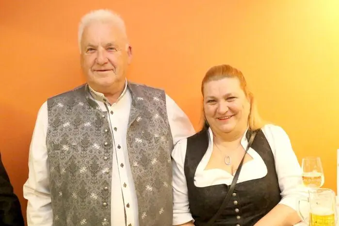 Zur Musik der „Kärntner Buam“ das Tanzbein schwingen sah man unter anderem „Hausherrn“ Bürgermeister Wolfgang Grilz (am Foto mit Gattin Viktoria), Bundesrätin Sandra Lassnig, Backhendl-Bäuerin Iris Stromberger, Wirtschaftskammer (WK)-Bezirksstellenleiter Robert Schratt, Alpacem-w&p Zement GmbH-Vertriebsdirektor Peter Ramskogler, Feuerwehrkommandanten Michael Regenfelder sowie Seniorenbund-Obmann Herbert Kahlhammer.