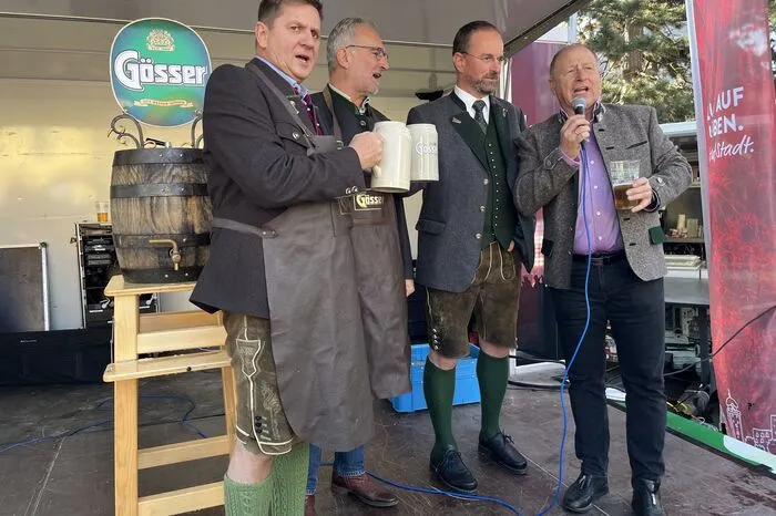 Bürgermeister Kurt Wallner, Harry Prünster, Braumeister Andreas Werner und Braumeister Markus Baumann