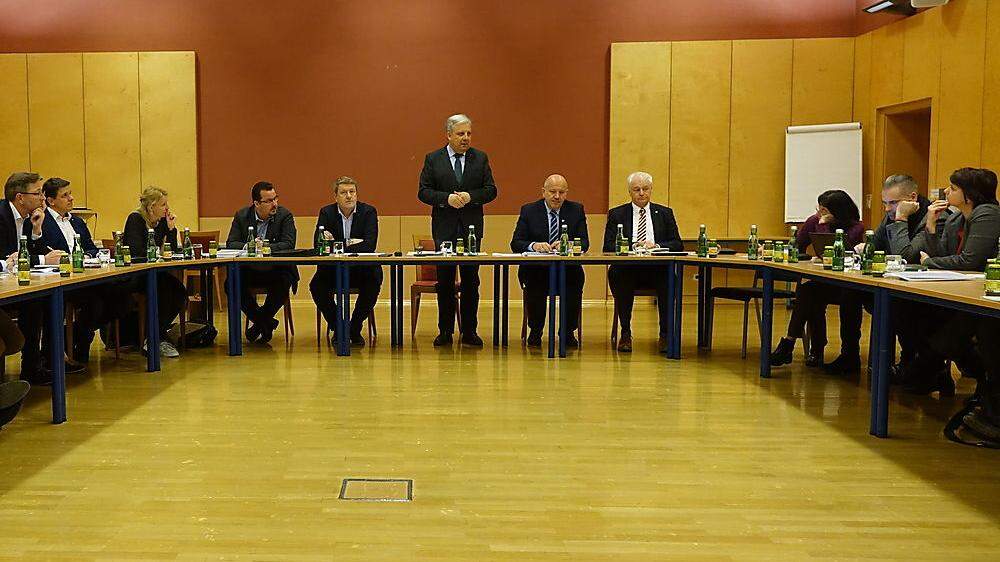 Bürgermeister Werner Gutzwar (Mitte) ist zufrieden mit dem Budget der Stadt