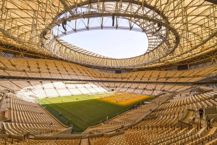 Das Design des größten WM-Stadions wurde inspiriert vom Wechselspiel aus Licht und Schatten. Die Fassade weist dekorativen Motive, wie sie auf Schalen und anderen Gefäßen zu finden sind, auf.