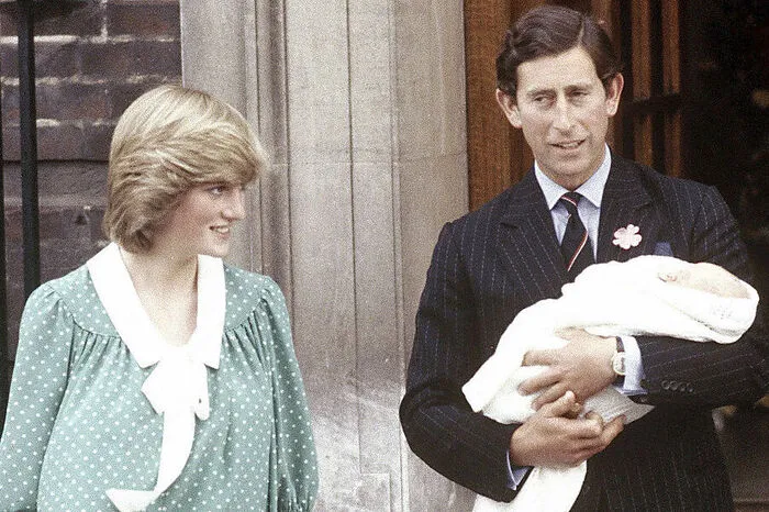 Diana, Prince Charles und ihr erster Sohn, Prince William, 1982, beim Verlassen des St. Mary's Hospital in London.