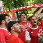 Gemeinsam mitfiebern und hoffentlich Siege feiern: Das gehört für viele Fans zu einer Fußball-Weltmeisterschaft einfach dazu (Archivbild)