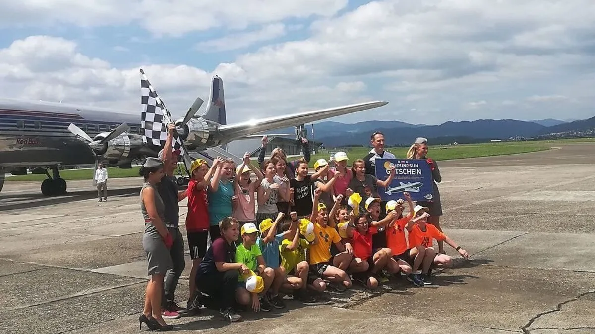 Begeistert: Die Schüler des BG/BRG Bruck an der Mur gewannen einen Flug