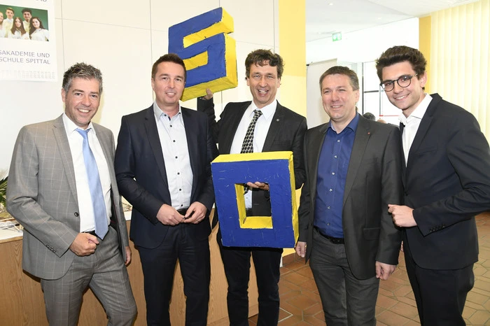 Sparkassenleiter Christian Kollenz, BRG-Direktor Norbert Santner, WK-Chef Peter Demschar, Vizebürgermeister Andreas Unterrieder und der ehemalige HAK-Absolvent und Profi-Fotograf Marco Riebler.