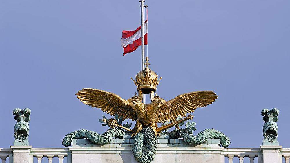Der Doppeladler schwebt ohnehin noch immer über der Hofburg...