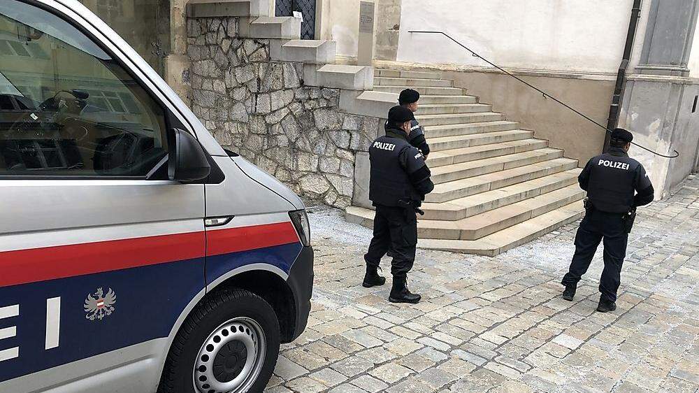 Drei Polizisten wurden auch vor dem Grazer Dom postiert
