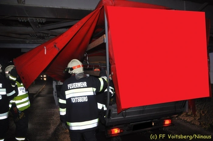 Am Aufbau ist großer Sachschaden entstanden.