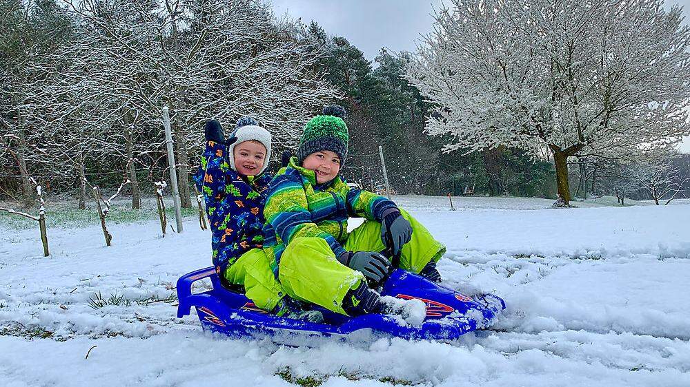 Jonas und Lukas aus Gnas absolvierten am Mittwoch, dem 25. März, schon frühmorgens eine winterliche Rutschpartie im Garten.