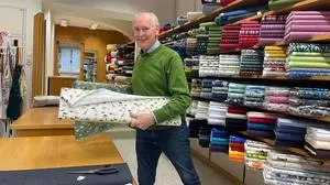 Einst der "Tuchwaren"-Händler der Region ist Hans Peter Wimmer heute "Nahversorger im Bereich Näharbeiten und Reparaturen", wie er selbst meint