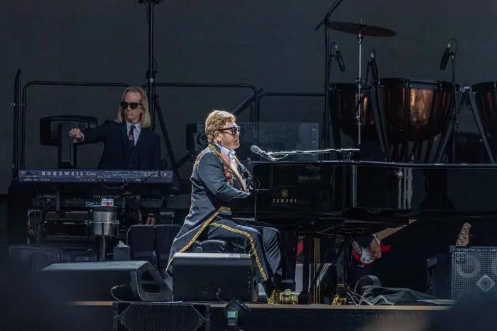 Begleitet wurde Elton John von einer sechsköpfigen Band, die ebenfalls eine Klasse für sich war. Ältere Herren allesamt, die es aber so richtig schön krachen ließen.