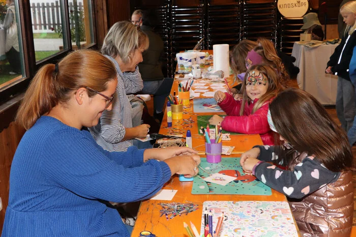 Es gab auch ein Kinderprogramm mit Hupfburg, Streichelzoo, Kinderschminken und eine Bastelstation (am Foto)