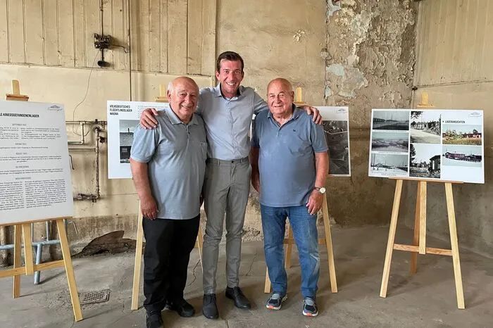 Bürgermeister Peter Stradner mit den Zeitzeugen Matthias und Georg Divo