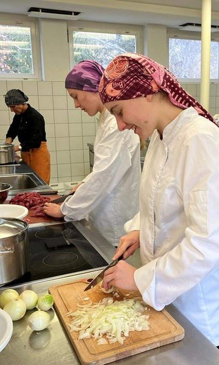 Schülerinnen zauberten ein viergängiges Feinschmeckermenü