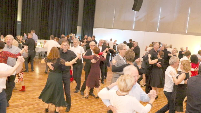 „Darf ich bitten?“ Tanzfreudige Damen und Herren kamen am Wochenende in der Bezirkshauptstadt voll auf ihre Kosten. 
