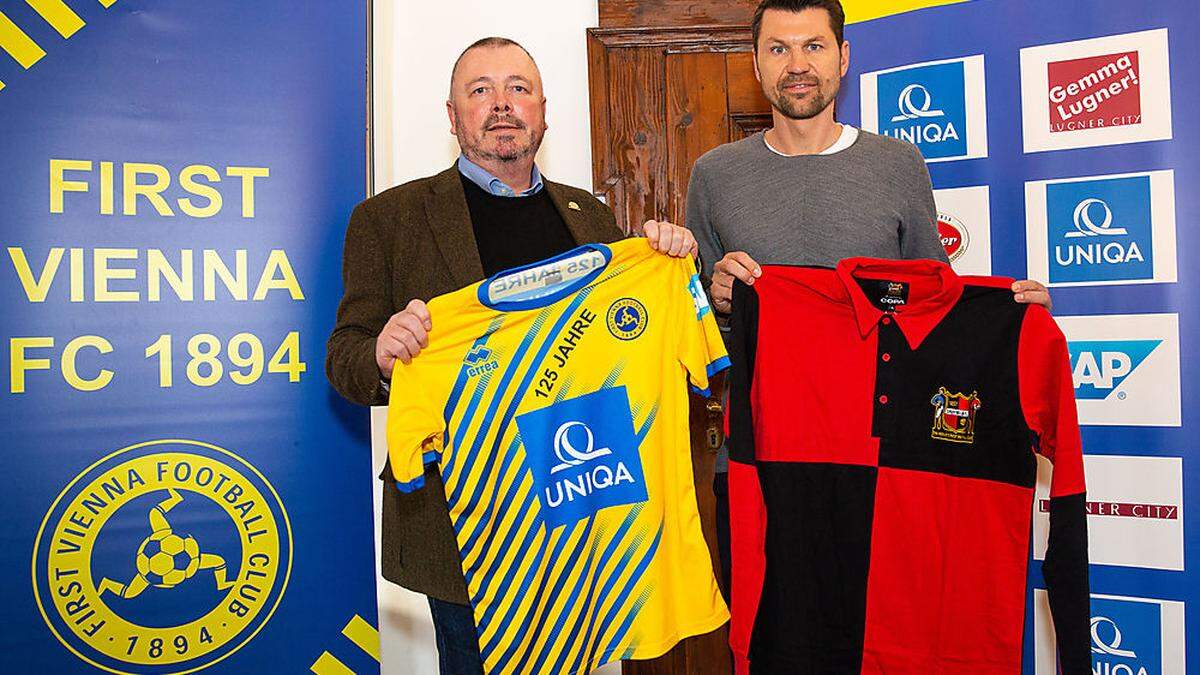 Richard Tims (Sheffield FC) und Viennas Sportdirektor Markus Katzer.