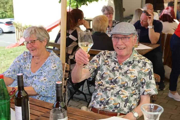 Bei der großen Weinverkostung wurden die örtlichen Spezialitäten aus dem Weinbau angeboten