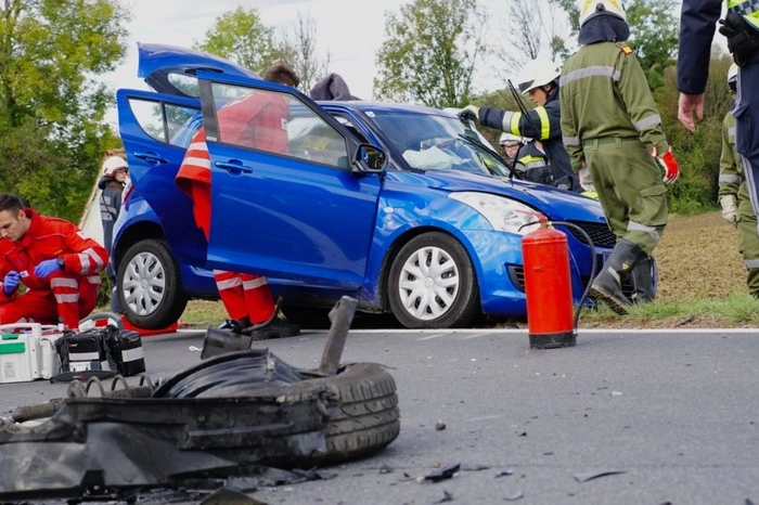 Bei dem Zusammenstoß wurde eine Frau im Fahrzeug eingeklemmt und musste von den Feuerwehrkräften unter Zuhilfenahme von hydraulischem Rettungsgerät aus dem Unfallfahrzeug befreit werden. Beide Lenker wurden durch den Notarzt bzw. Roten Kreuz in Krankenhaus zur weiteren Versorgung eingeliefert.