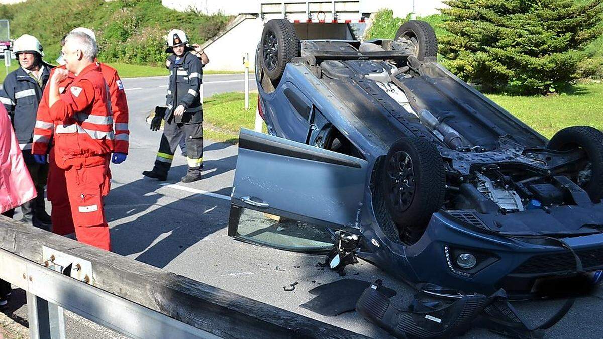 Die Pkw-Lenkerin blieb trotz des Überschlags unverletzt