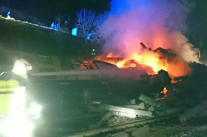 Ein Bauzug, auf dem sich rund 20 Arbeiter befunden hatten, setzte sich aus bisher ungeklärter Ursache in Bewegung, sagte der Einsatzoffizier der Feuerwehr Bozen der APA.