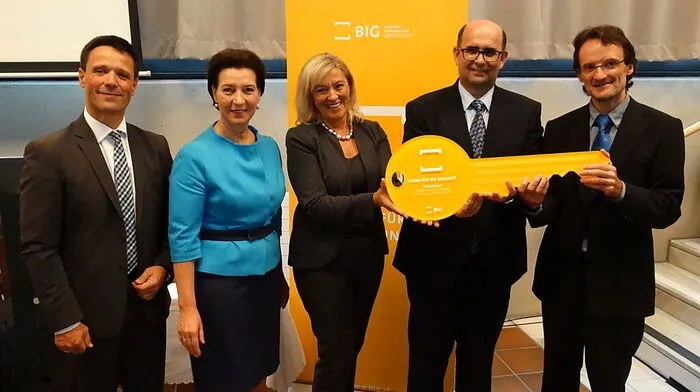 Die Direktoren bekamen von Ministerin Gabriele Heinisch-Hosek symbolisch einen Schlüssel überreicht.