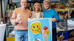 Zwei Männer und eine Frau stehen vor einer Eisvitrine