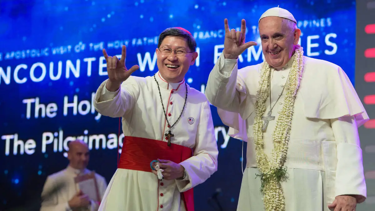 Papst Franziskus mit dem Caritas-Präsidenten, Kardinal Luis Antonio Tagle in Manila im Jahr 2015. Neben ihm wurden die Vizepräsidenten, der Generalsekretär, der Schatzmeister sowie die Mitglieder des Exekutivrates abgesetzt