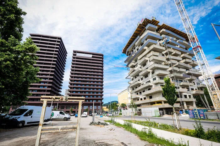 Die frontale Ansicht ist derzeit schon ziemlich beeindruckend, auch wenn noch viele Quartiere erst noch errichtet werden müssen.