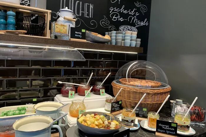 Frühstück für alle: Das Buffet um 13 Euro wird nicht nur Hausgästen aufgebaut. Hier kann jeder schmausen.