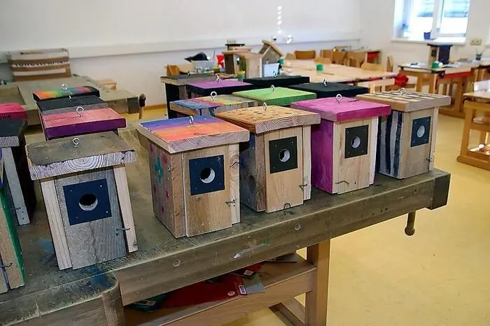 Das Holz und die Schrauben für die Nistkästen werden seit jeher gespendet. Gemeinsam mit drei weiteren Helfern war man mit dem Zuschneiden des Holzes, dem Bohren der Fluglöcher und dem Zusammenschrauben etwa zwei Tage beschäftigt.