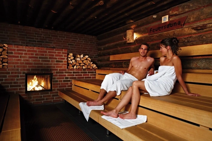 Wie viel Abstand zum Nächsten ist angemessen?Die Sauna ist sehr voll und nur noch wenige Plätze sind frei: Neuankömmlinge fragen trotzdem, bevor sie sich neben jemand anderen setzen, ob es für die Person in Ordnung ist. Hierbei spielt es keine Rolle, ob es sich um einen Kollegen, Bekannten oder eine gänzlich unbekannte Person handelt. Die Faustregel lautet: eine Armlänge Abstand zum Nächsten.