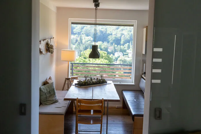 "Spinnst du? Du kannst doch nicht einfach ohne mich ein Haus kaufen!“ war ihr erster Reflex. Doch bei dieser Aussicht – aus dem Küchenfenster gibt es Schöcklblick pur – musste man einfach zuschlagen.